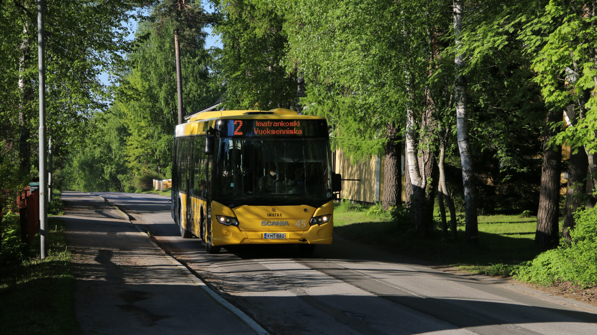 Linja-auto ajaa kadulla.