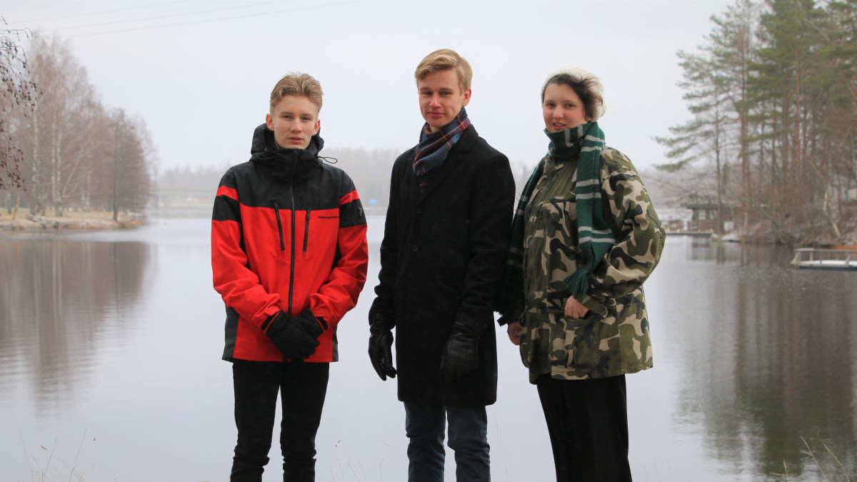 Nuvan puuheenjohtaja, varapj. ja sihteeri seisomassa Vuoksen rannalla