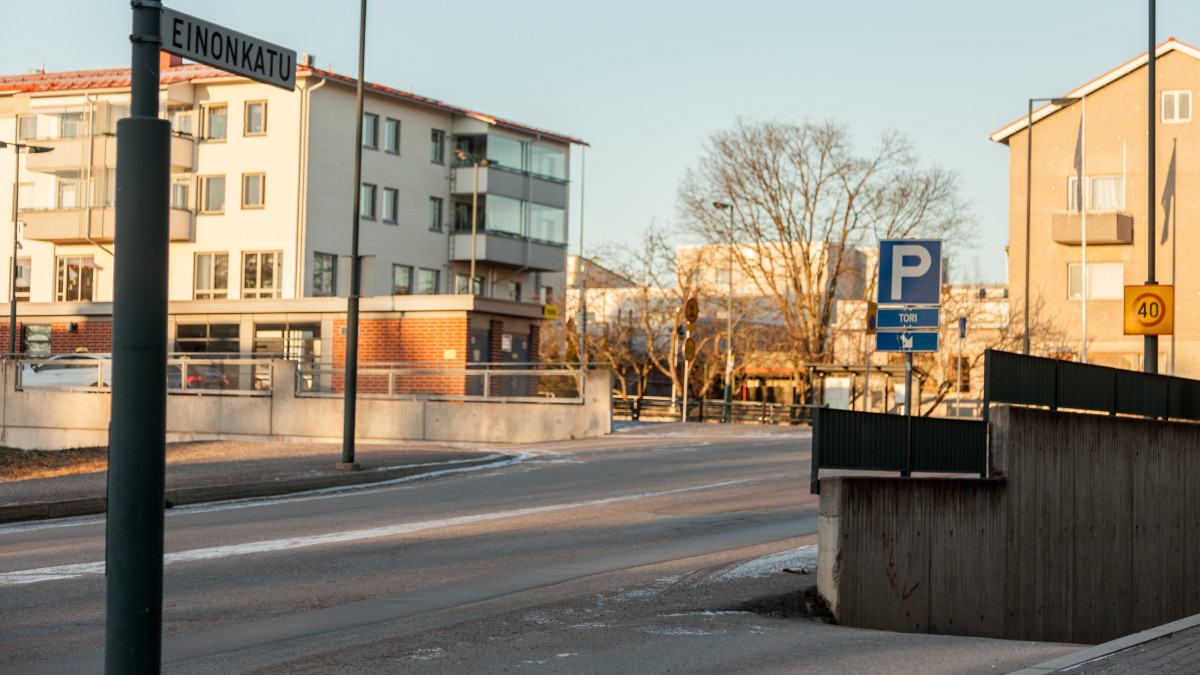 Pysäköintihallin sisäänkäynti. Einonkatu. Taustalla kerrostalo ja taksiasema.