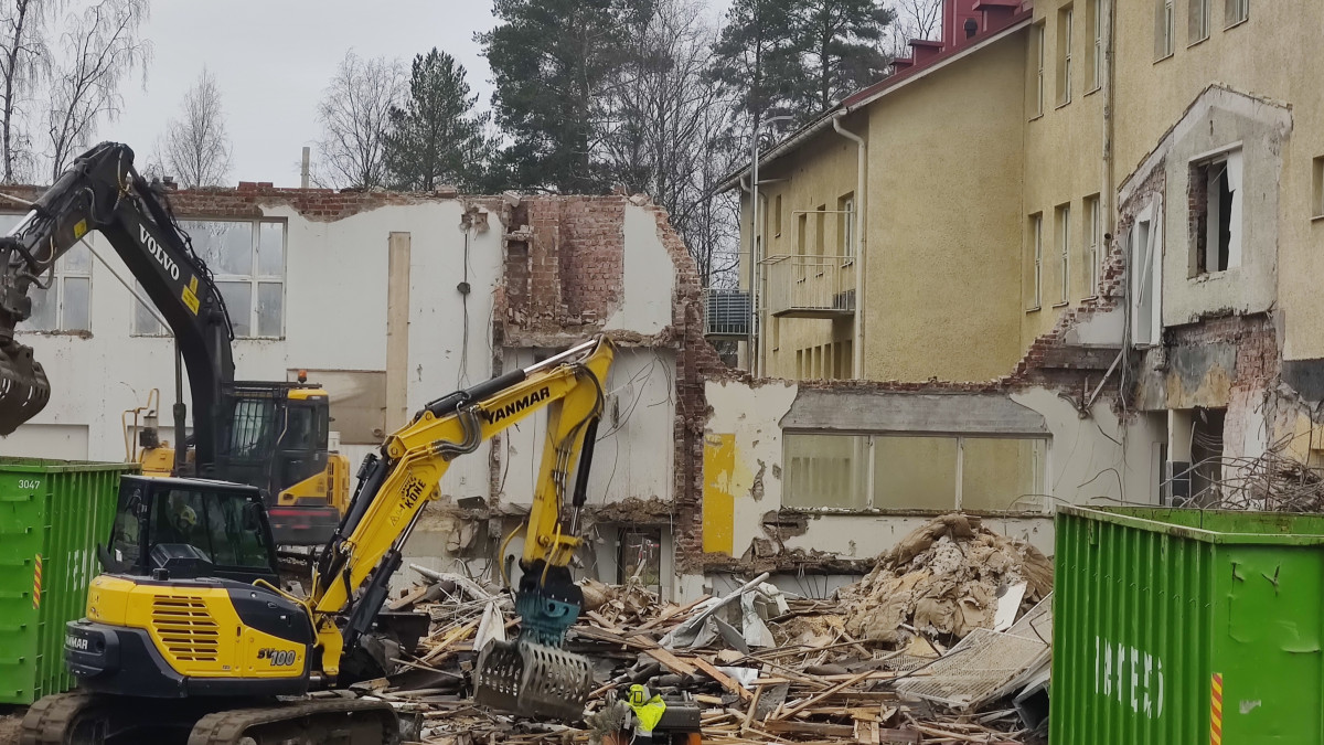 Työkone purkaa Imatrankosken koulua.