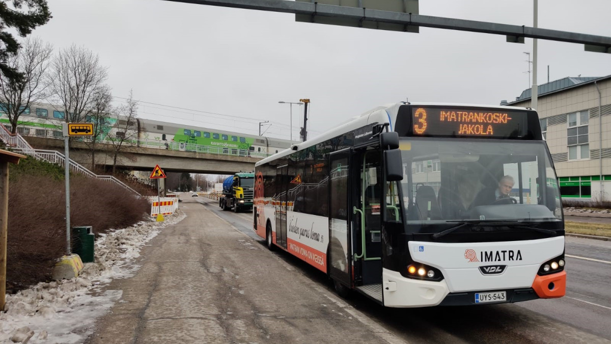 Linja-auto pysähtyneenä.