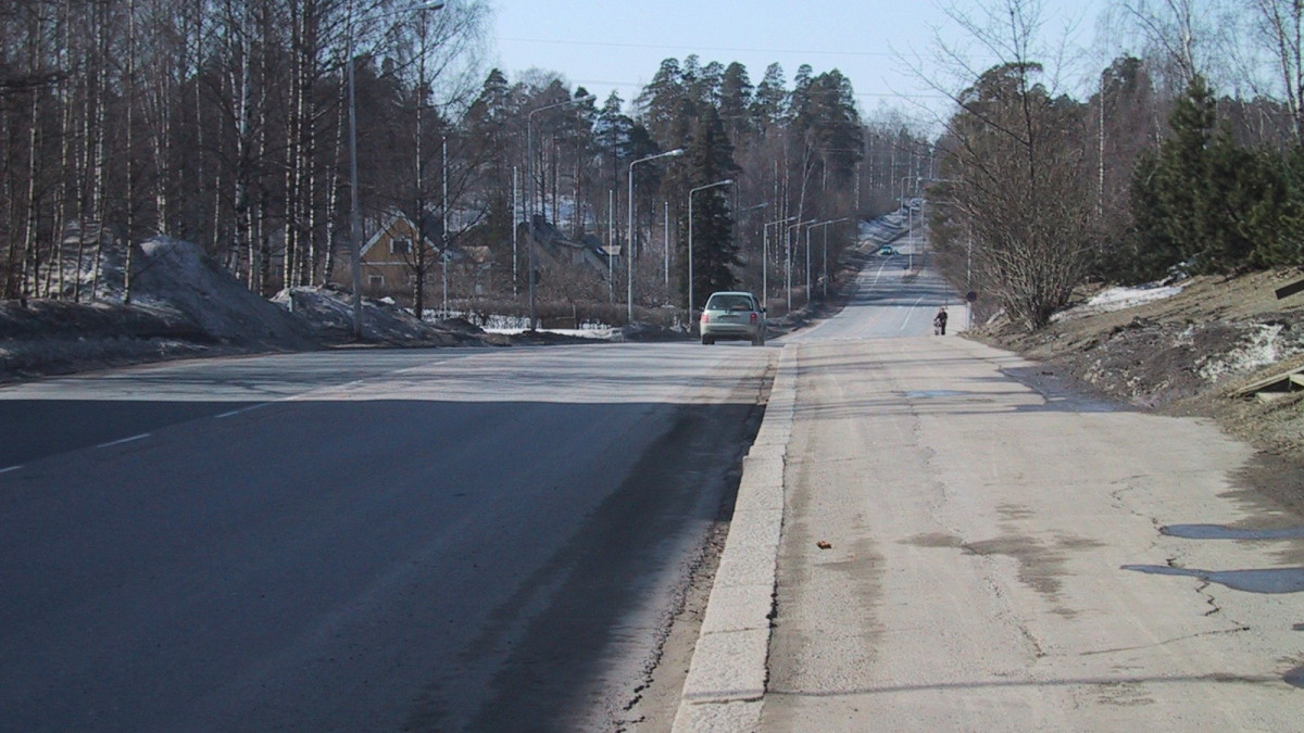Keväinen katunäkymä.
