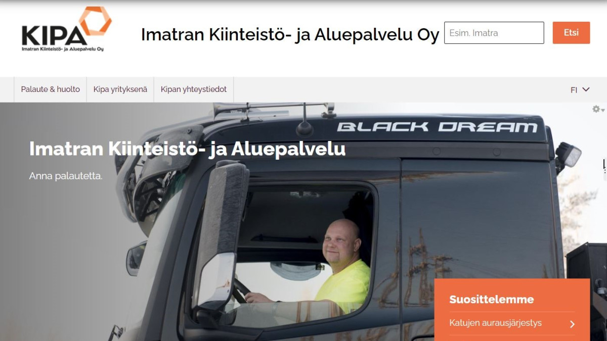Mies istuu kuorma-auton kyydissä.