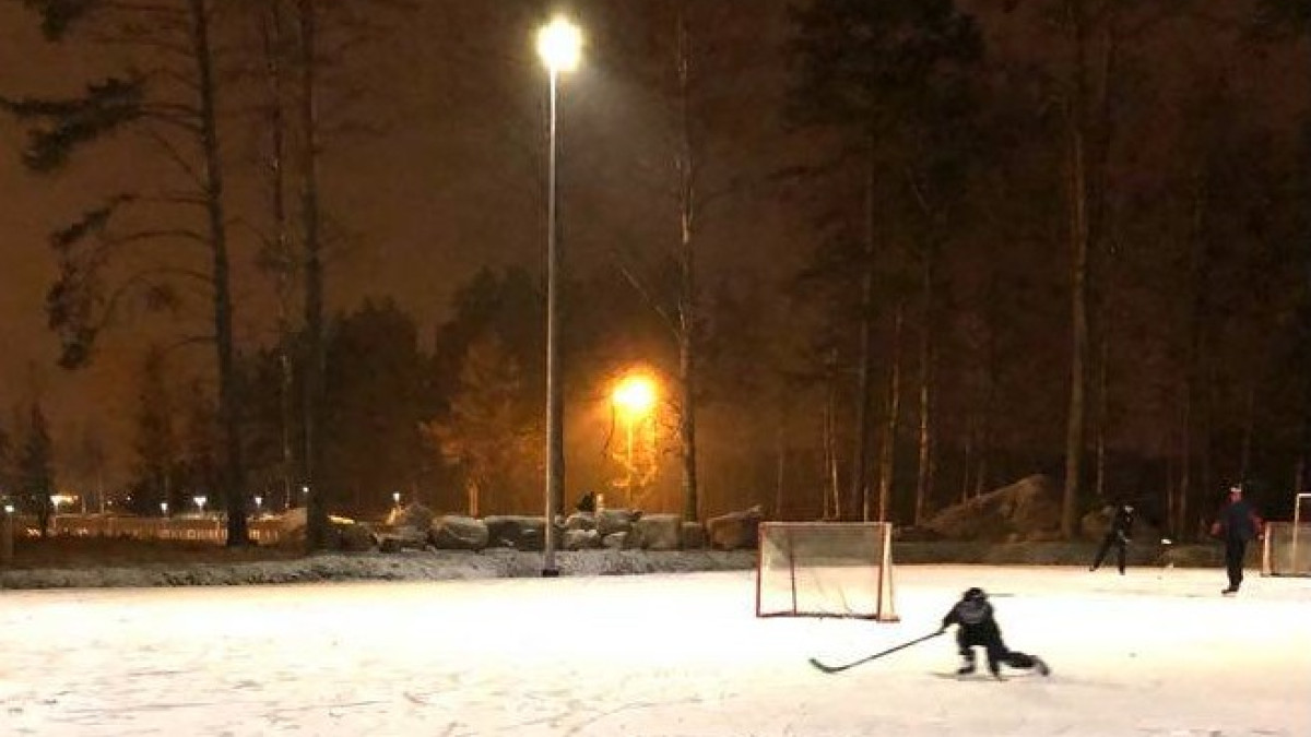 Luistelija ulkojäillä.