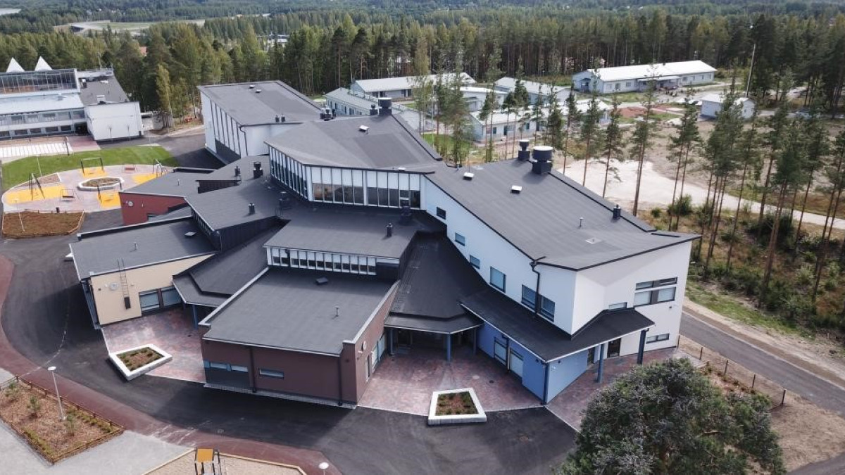 Koulurakennus ylhäältä ilmasta kuvattuna.