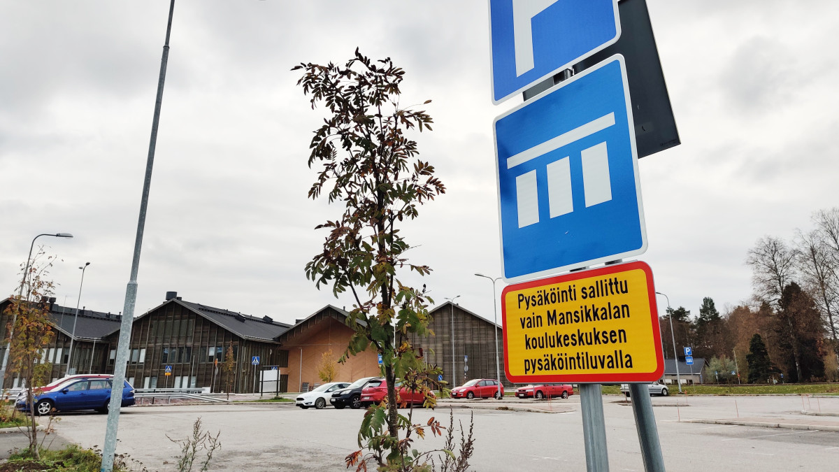 Parkkipaikasta kertova liikennemerkki.