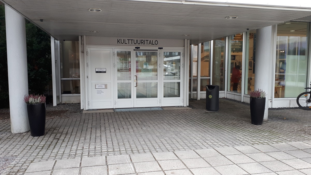 Pääkirjaston ja museoiden sisäänkäynti.