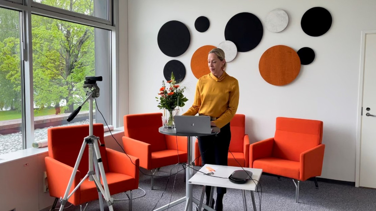 Kaisa heino puhuu kameralle.