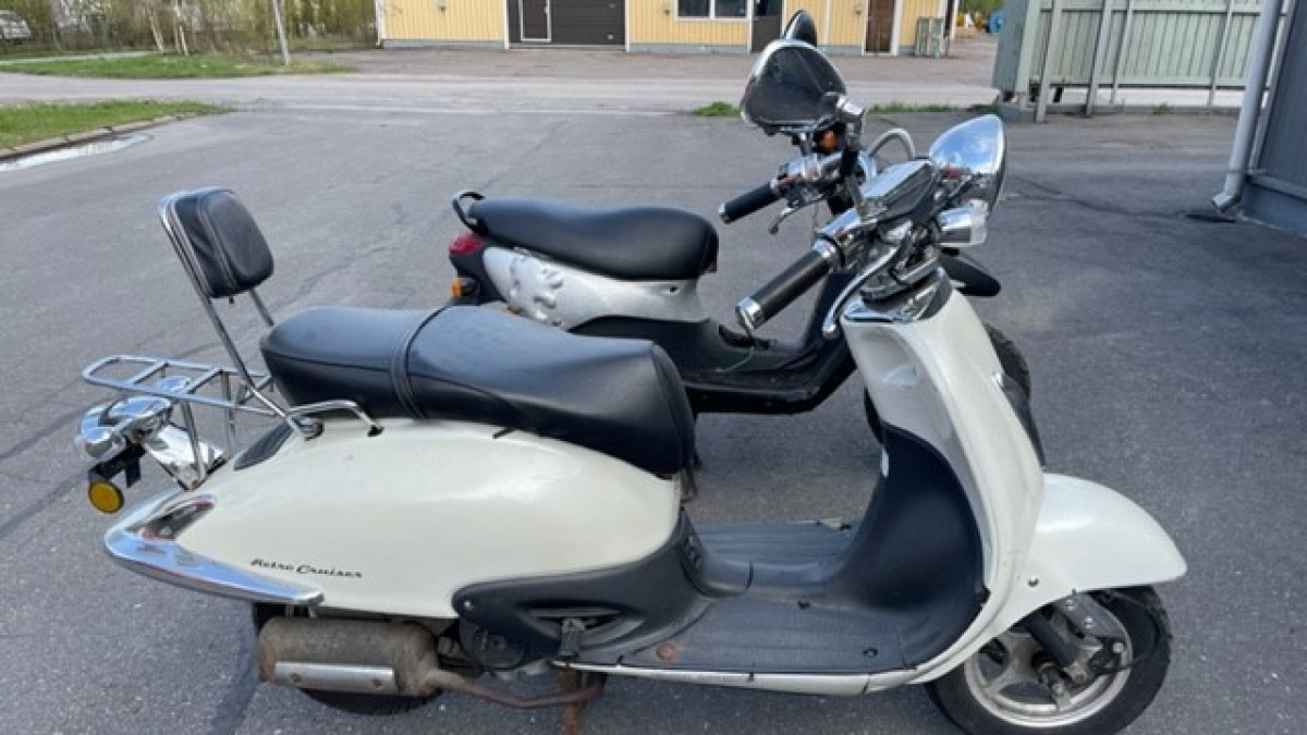 vaalea ja tumma skootteri