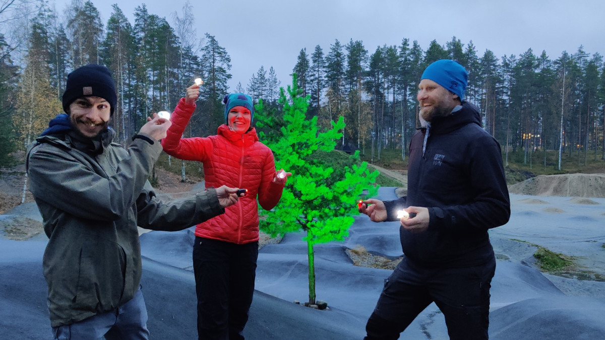 Järjestäjät Lasse Heiskanen, Suvi Seppänen ja Jaakko Hasu Pumptrackin edessä.