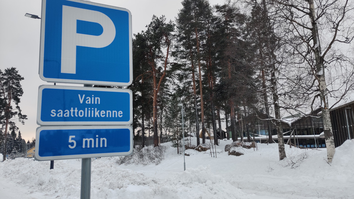 Liikennemerkki koulukeskuksen vieressä.