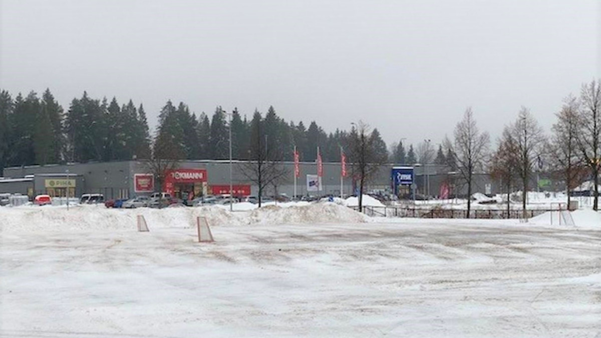 Rakentamaton tontti, jossa on muutama jääkiekkomaali.