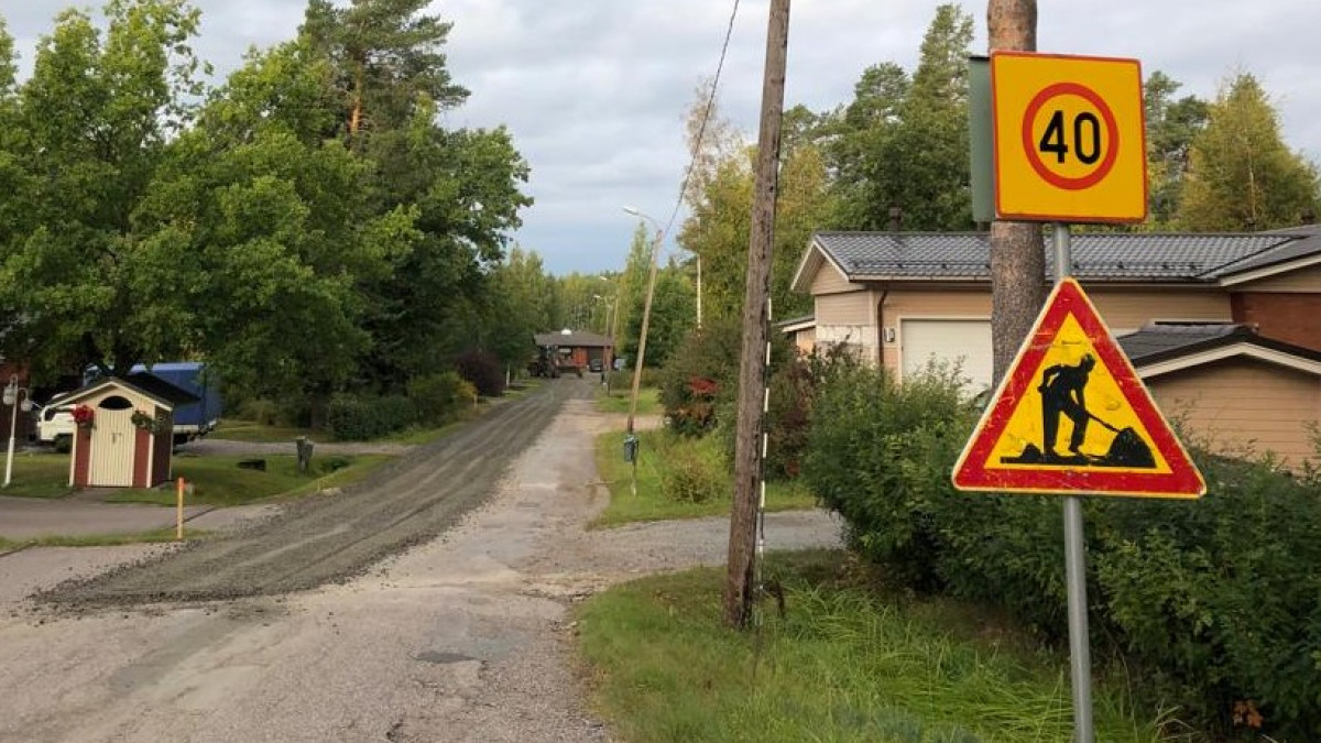Asuinkadulla mursketta levitetty asfaltin päälle sekoitusjyrsintä varten.