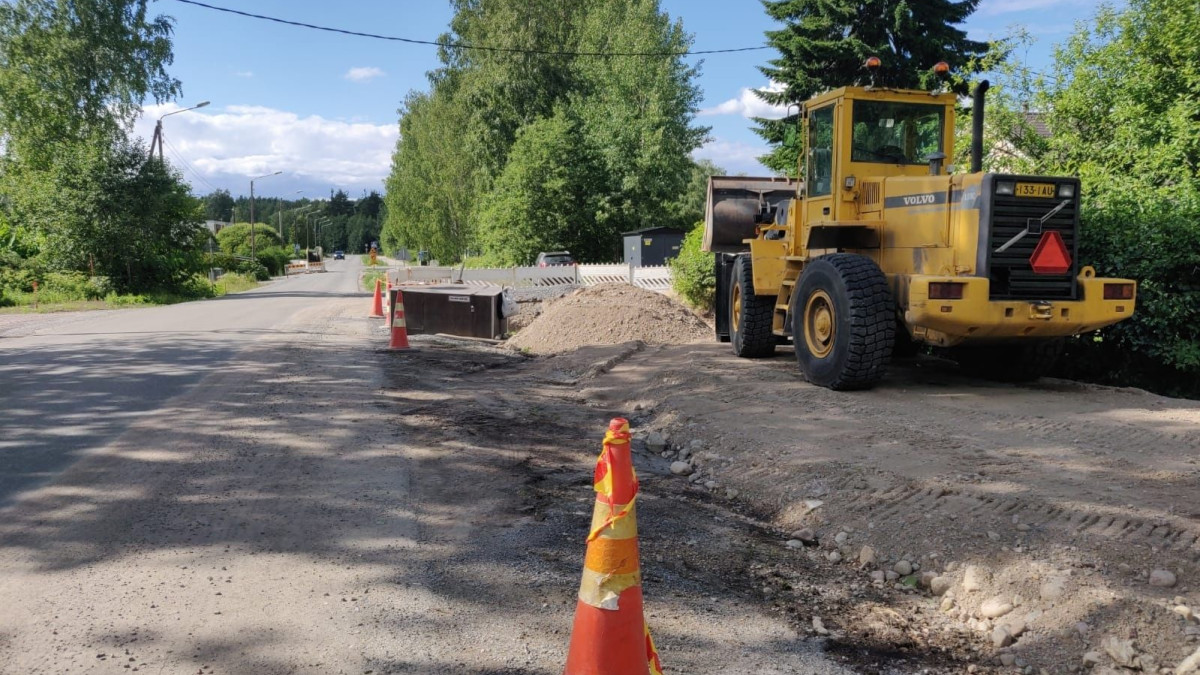 Autotien vieressä on tietyö. Edustalla on liikennekartio ja kevyenliikenteen väylällä on hiekkaa ja työkone.