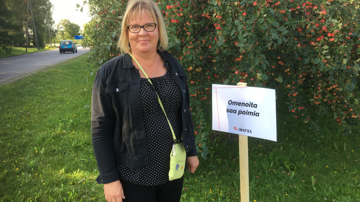 Kaupunginpuutarhuri Erika Luhtanen omenapuiden edessä