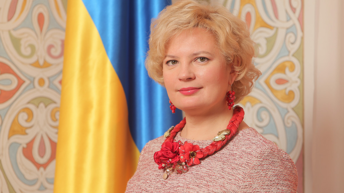 Kasvokuva, taustalla Ukrainan lippu