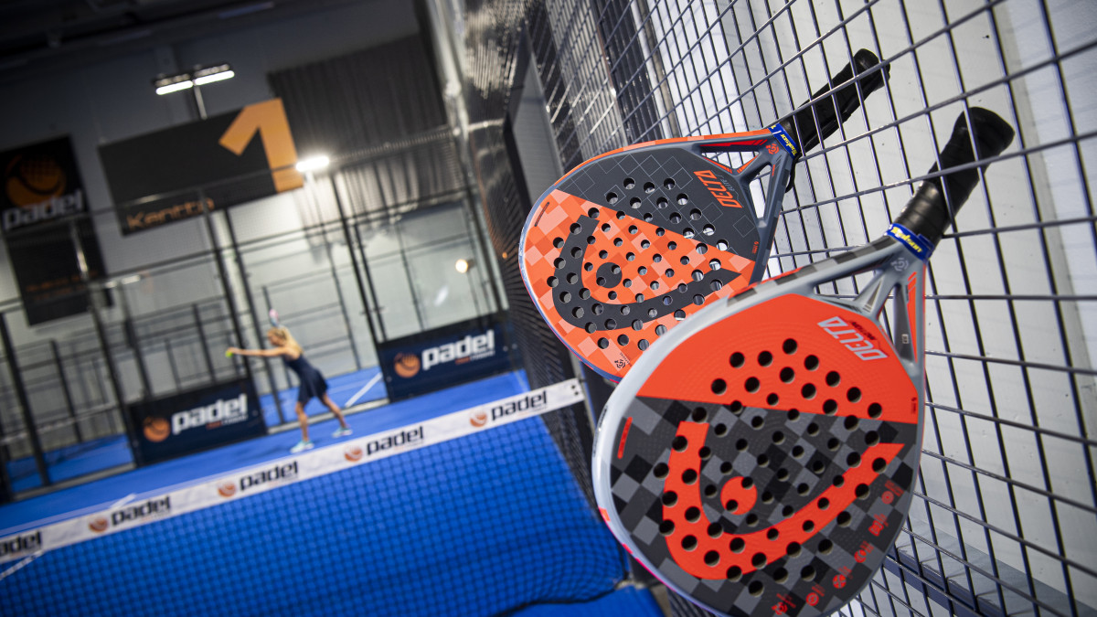 Kaksi padelmailaa.