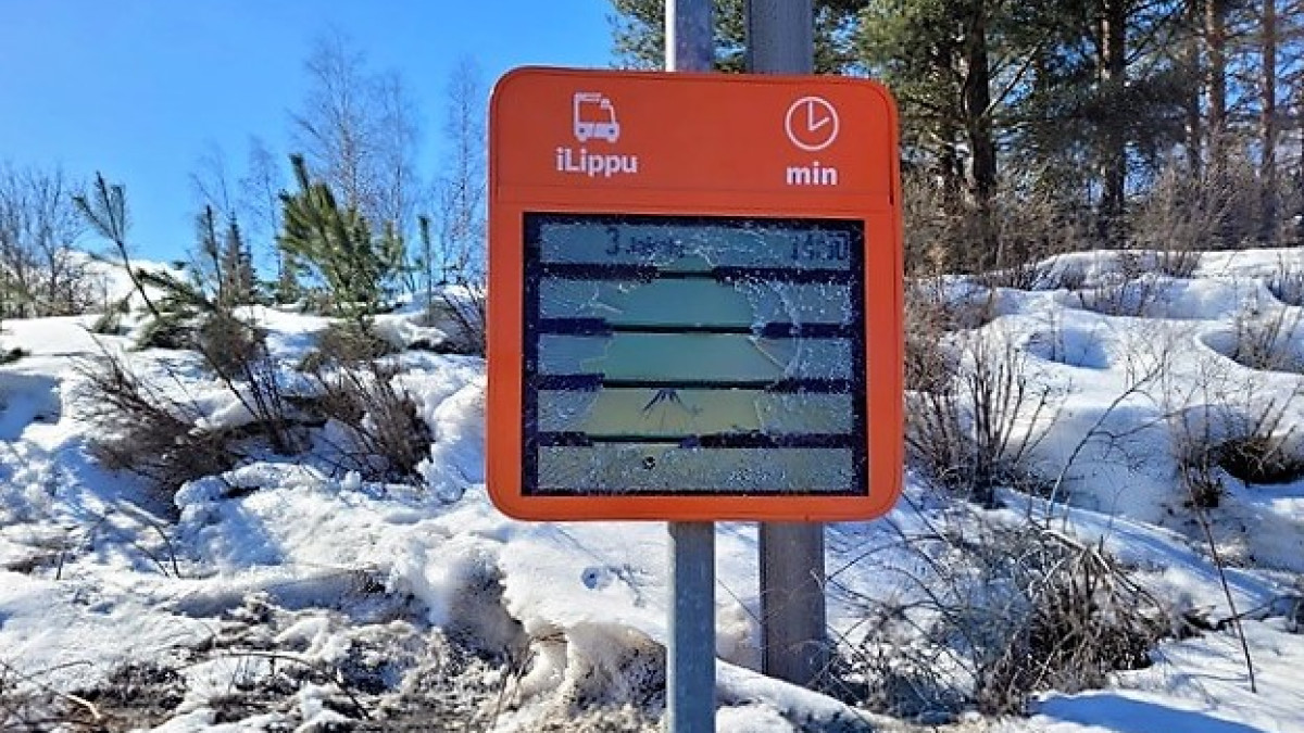 Pysäkkinäytöstä lasi rikki