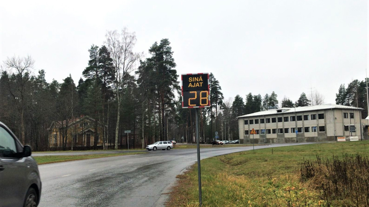 tie, nopeusnäyttö ja autoja.