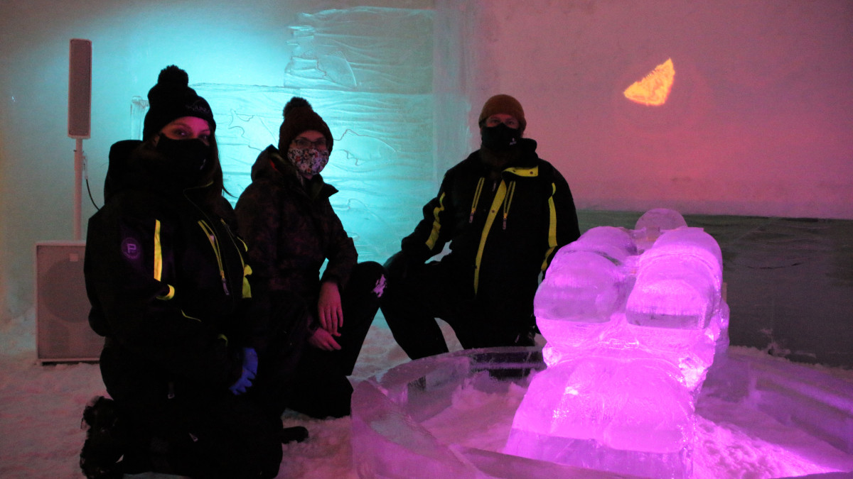 SounDome-jäägallerian tekijät poseeraavat jääveistoksen vieressä.