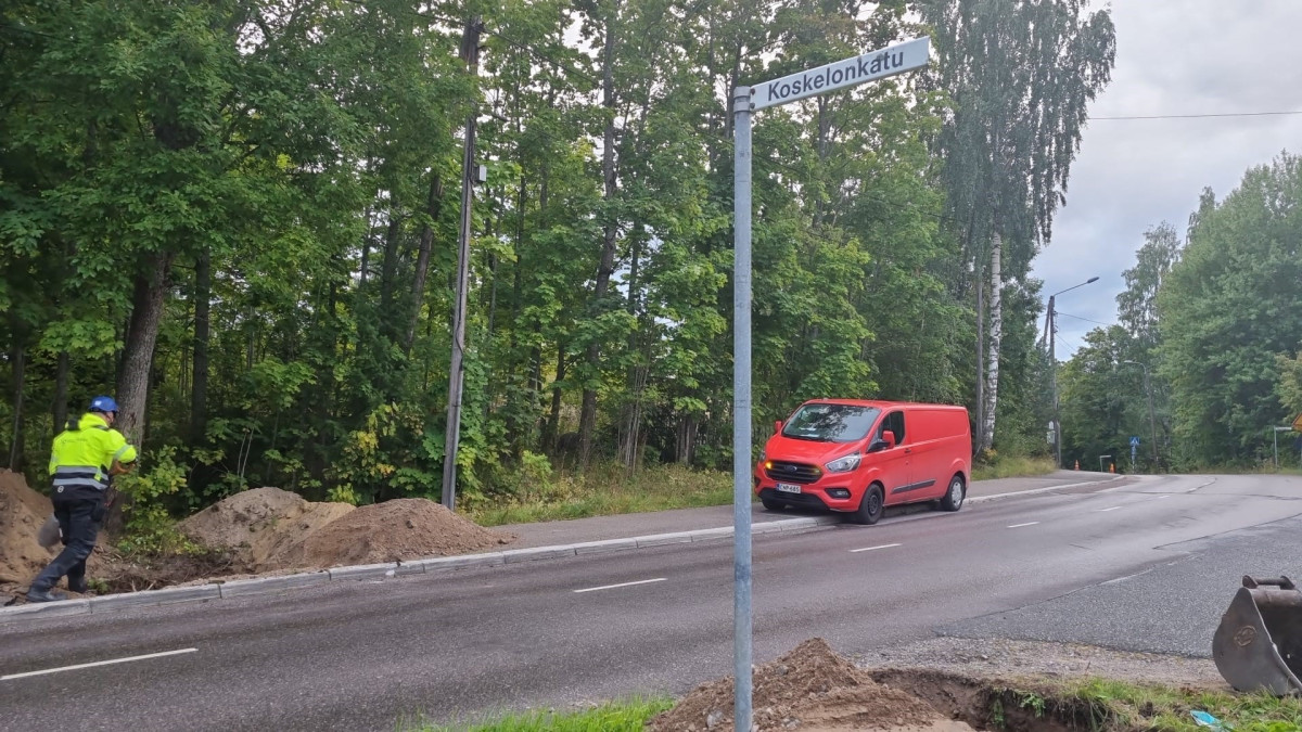 mies ja lapiso korjauspaikassa