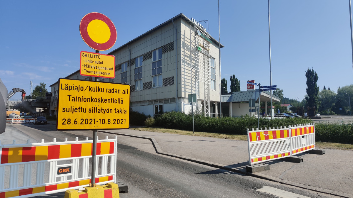 Katu, joka on suljettu liikenteeltä.