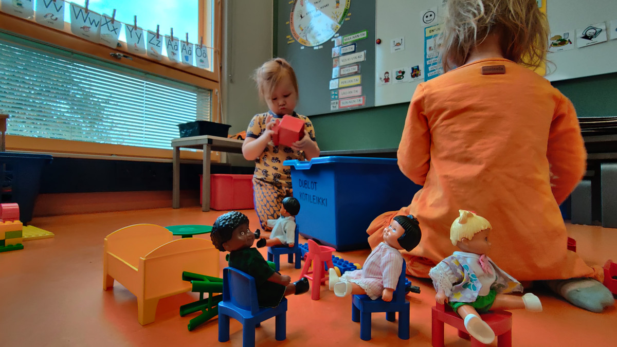 Lapset leikkivät päiväkodissa.