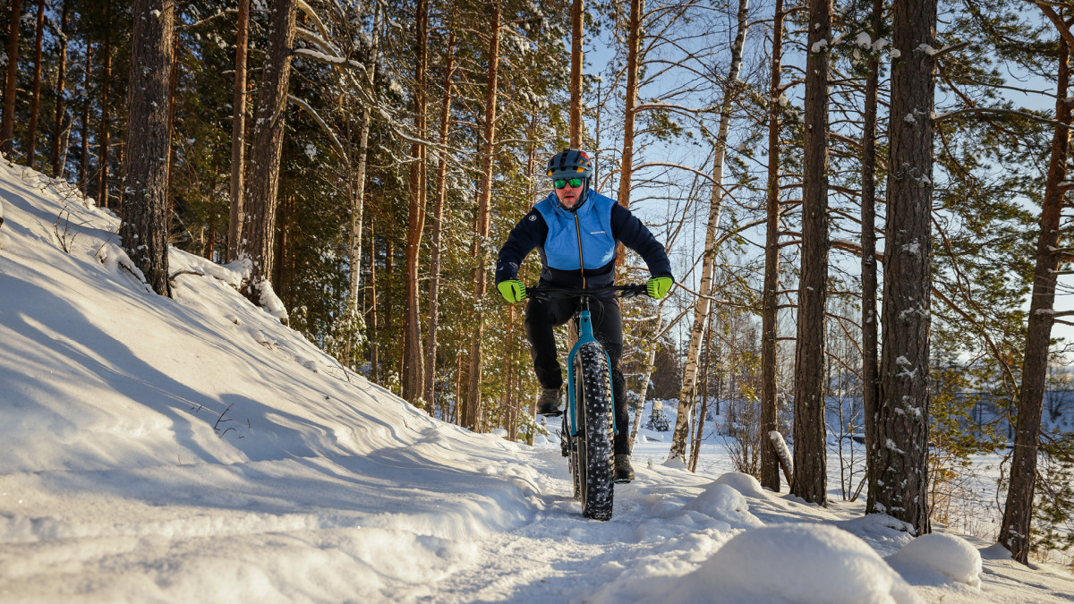 Pyörtäilijä metsässä talvella.