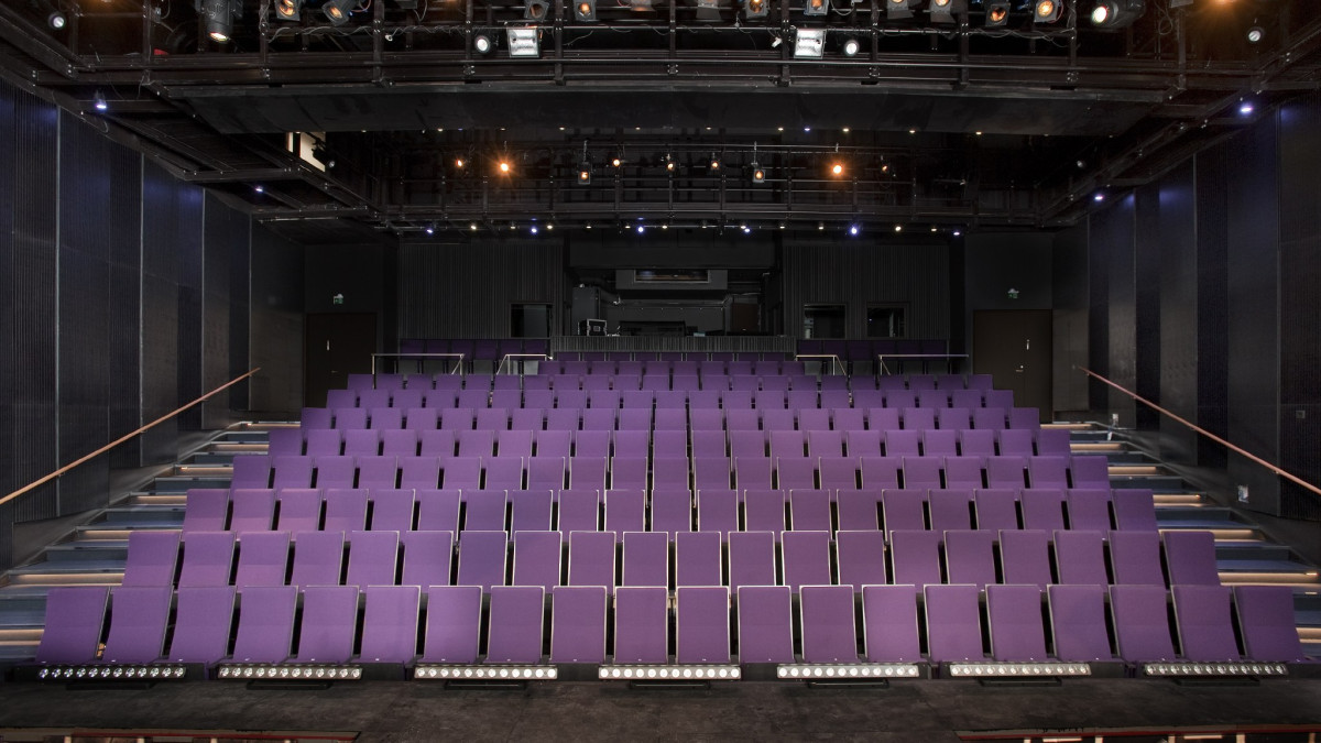 Tyhjä katsomo Teatteri Imatrassa.