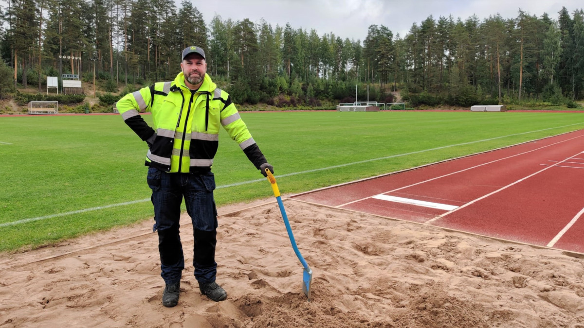 Liikuntapaikkahoitaja Timo Menna yleisurheilukentällä.