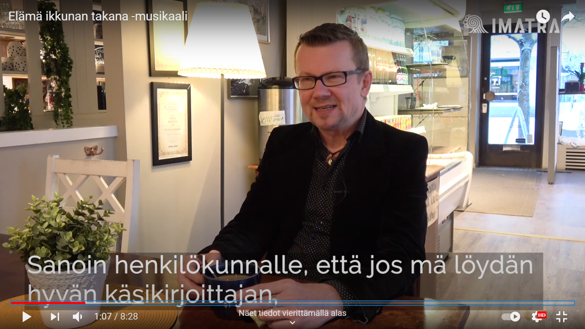 Timo Rissanen istuu pöydän ääressä.