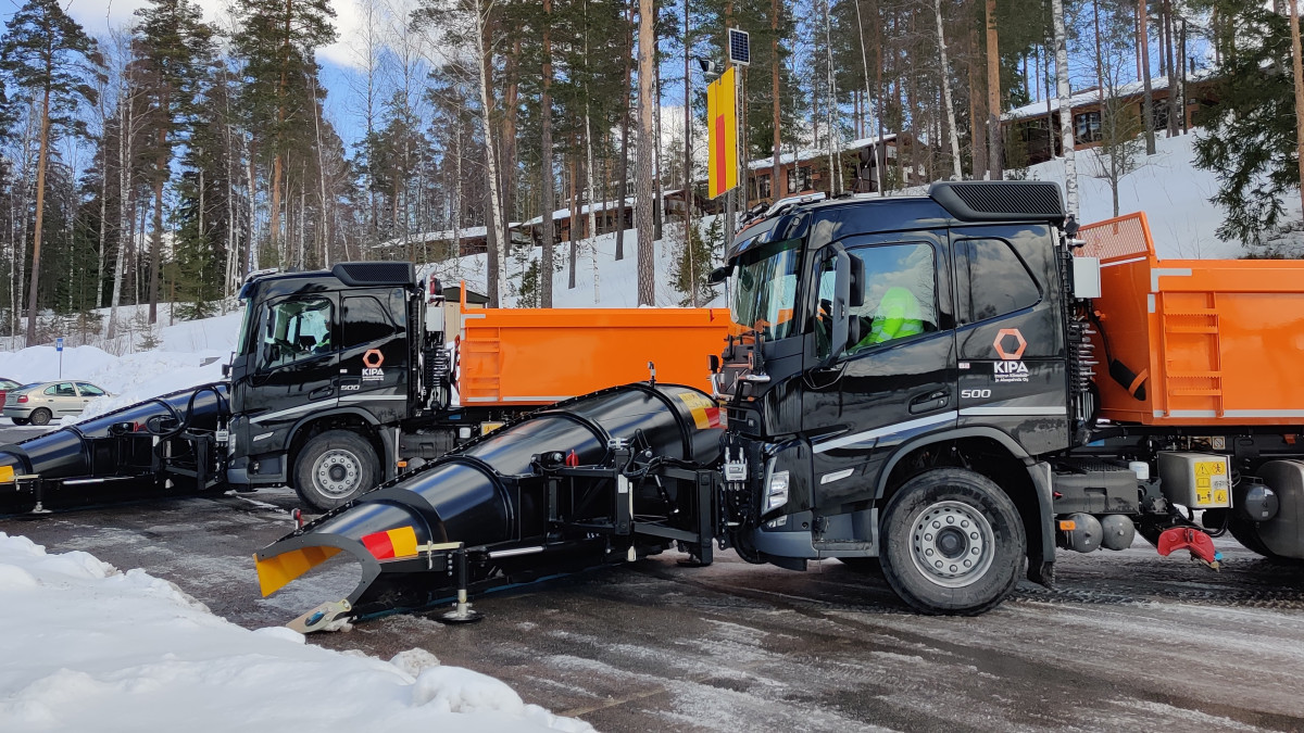 Kaksi uutta kuorma-autoa parkissa.
