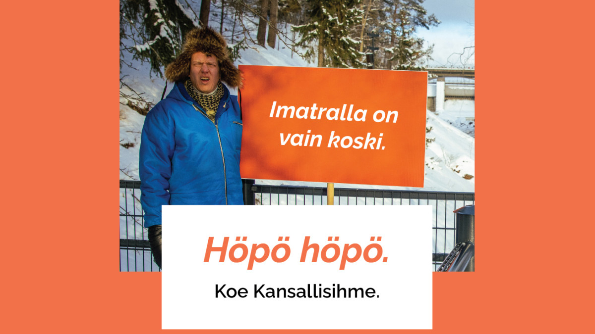 Mies koskiuoman lähellä karvahattu päässä.