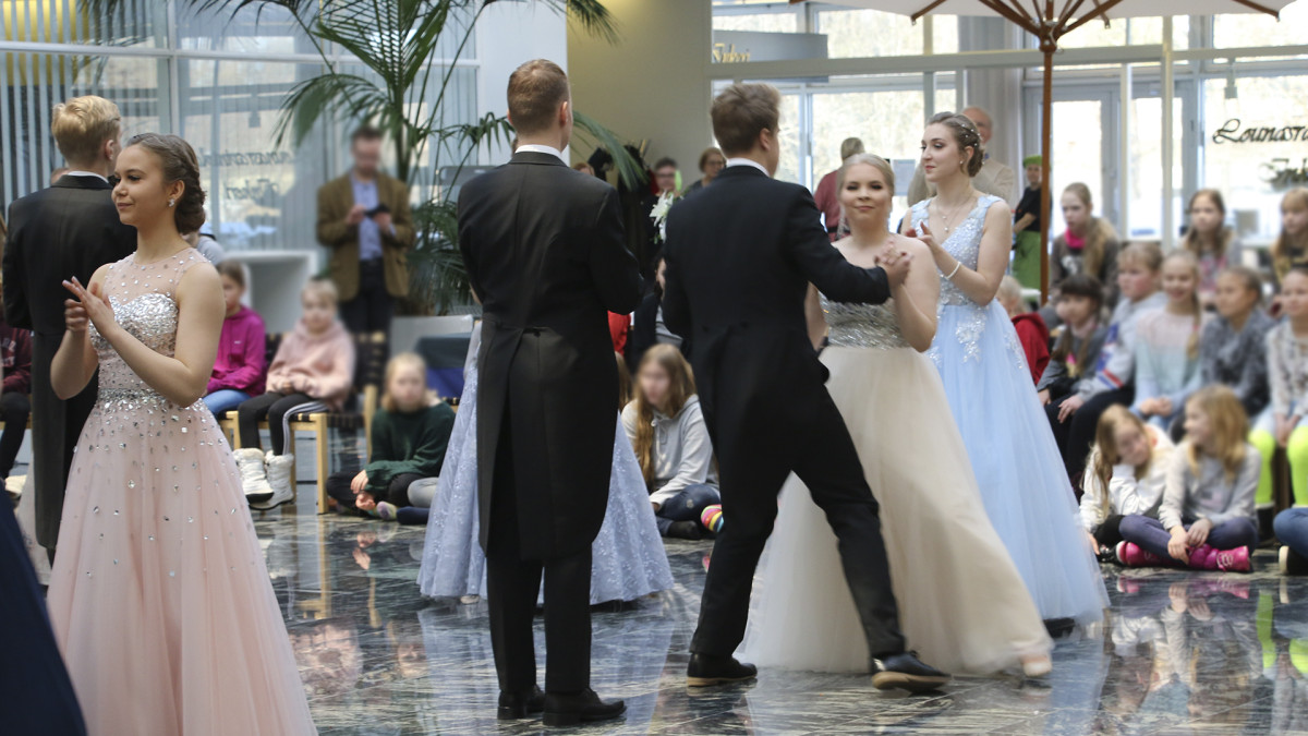 Vanhojen tanssien tanssijoita Imatran kaupungintalon talvipuutarhassa