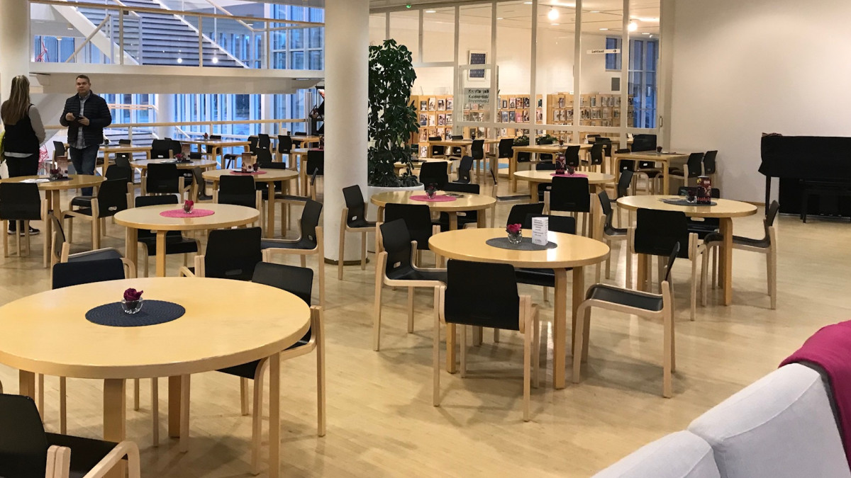 Kahvio lähes tyhjänä.