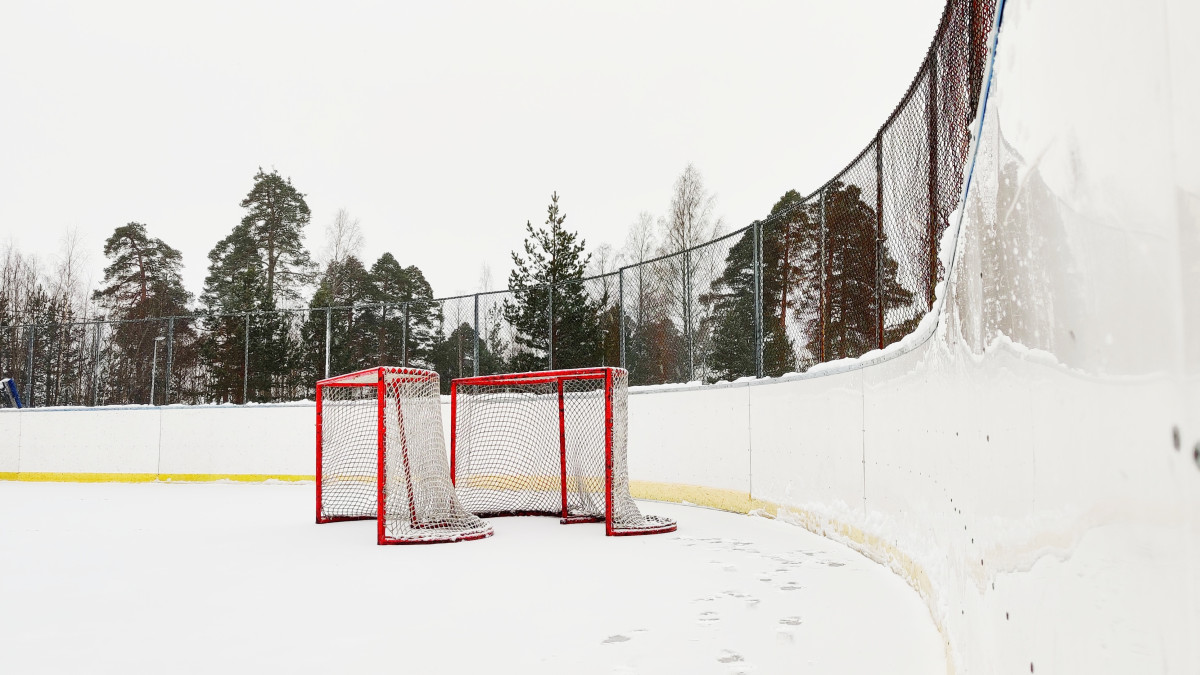 Kuistelukaukalo ja kaksi jääkiekkomaalia.