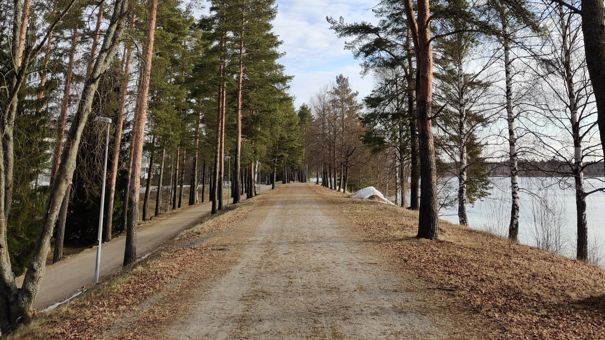 Kevyen liikenteen väylä Vuoksi-joen rannalla.