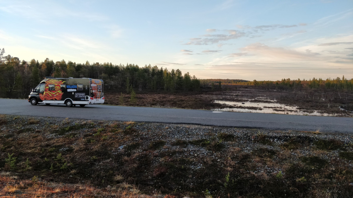 Wauto-auto kiitää öisellä tiellä.