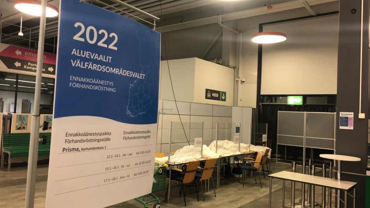 Vaaliesite, pöytiä ja tuoleja.