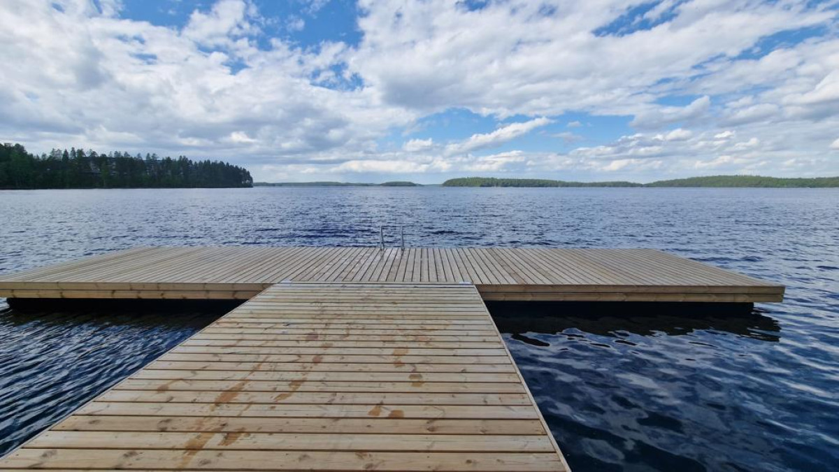 Uusi laituri järven rannalla.