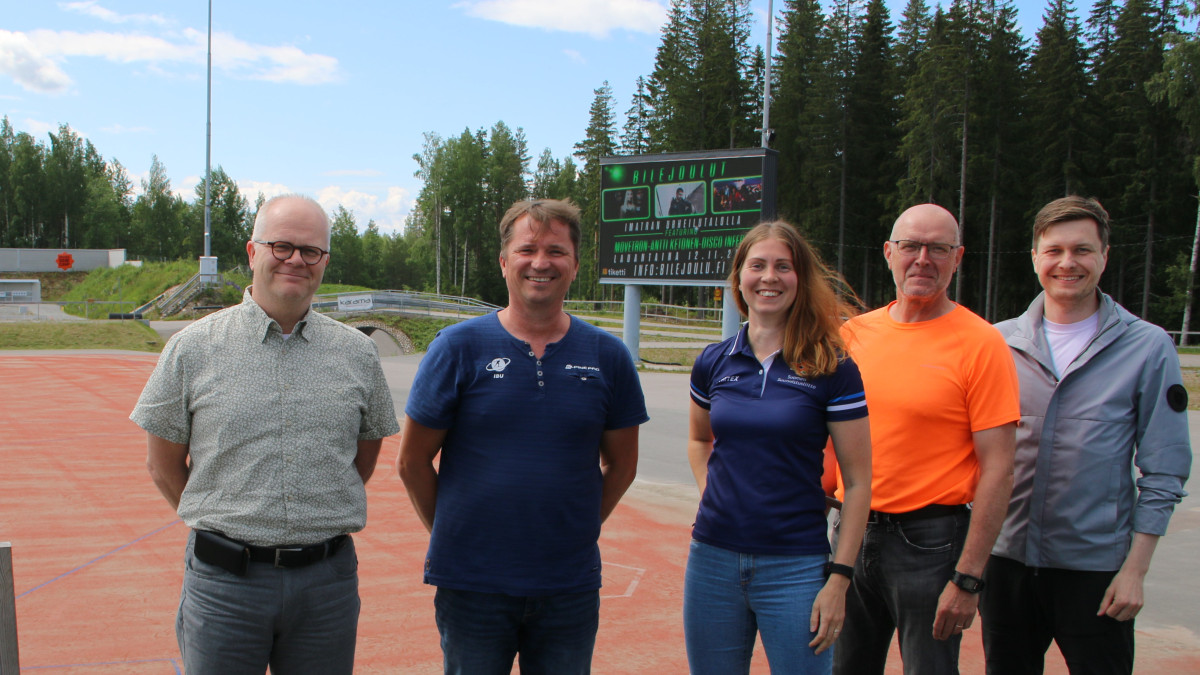 Imatran kaupungin tilahallintapäällikkö Petri Nuutinen (vas.), IBU Cupin kilpailujohtaja Kristjan Oja, Imatra Base Campin myyntipäällikkö Anni Toiviainen, Imatran Urheilijoiden Saku Miikki ja Suomen Ampumahiihtoliiton toiminnanjohtaja Tapio Pukki.