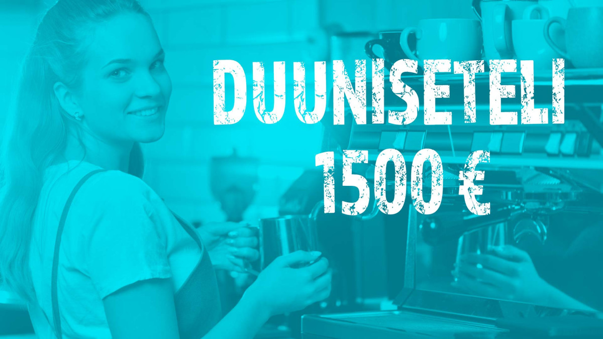 tyttö kahvikannun kanssa