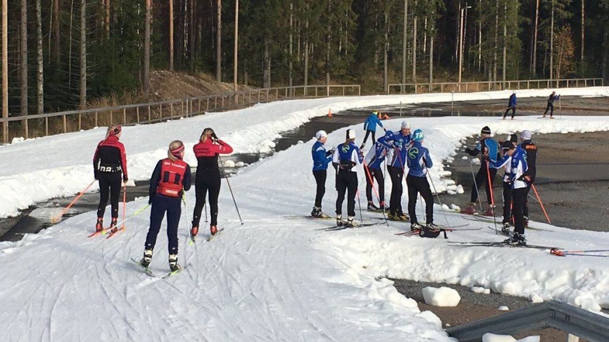 ensilumen ladulla hiihtäjiä