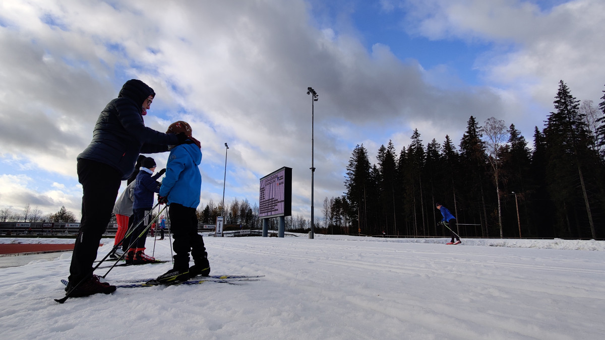 Hiihtäjiä ensilumenladulla.