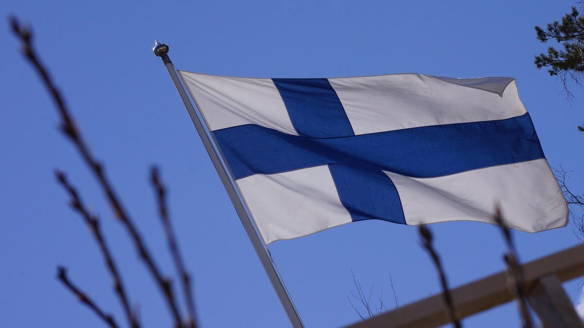 Suomen lippu liehuu tuulessa.