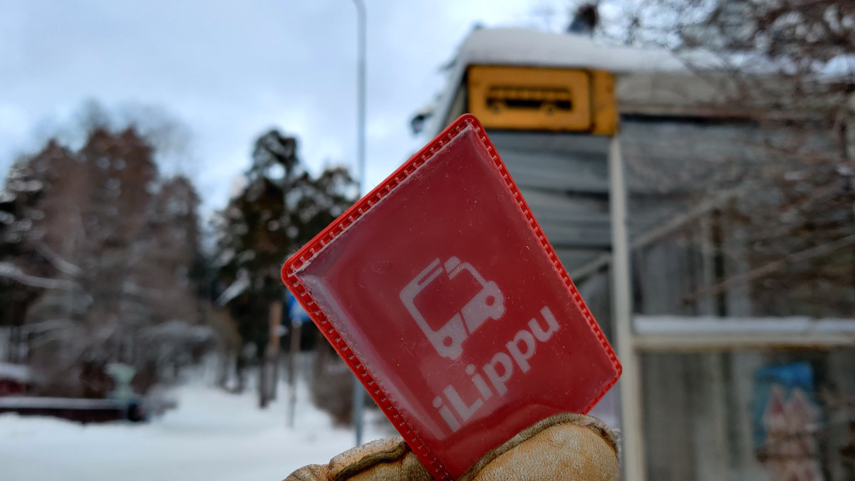 iLipun kotelo taustanaan bussipysäkki talvimaisemassa.