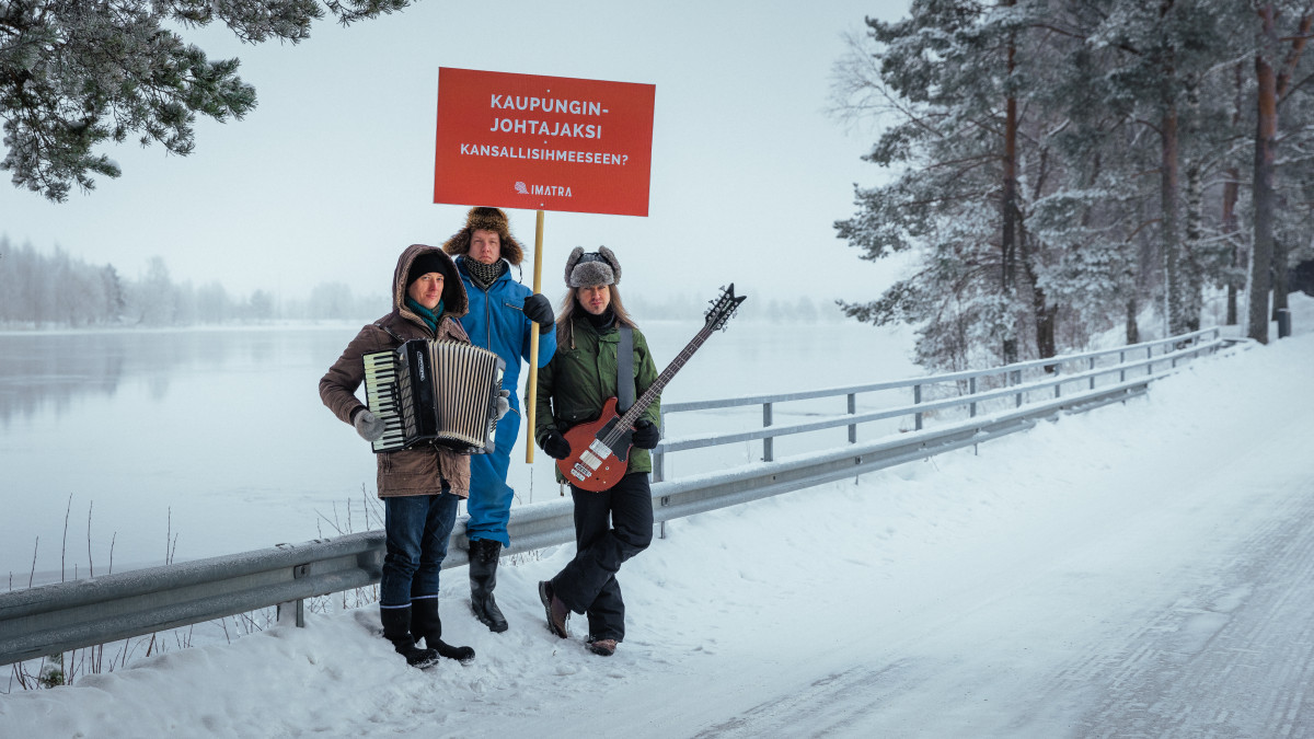 KOlme miestä, kyltti ja Vuoksi.