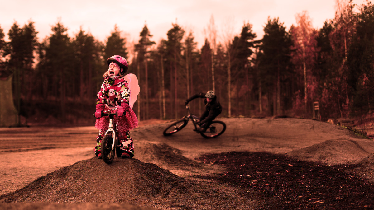 Pyöräilijä Karhumäki Pump Trackillä Imatran Ukonniemessä
