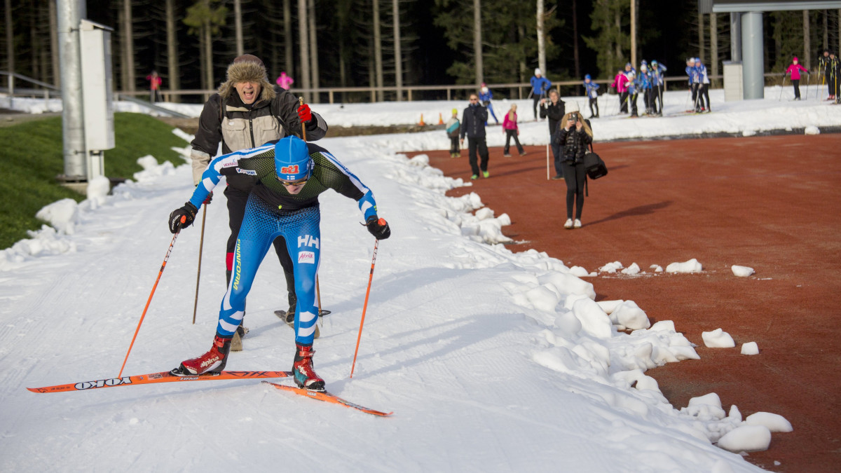 hiihtäjiä ensilumenladulla