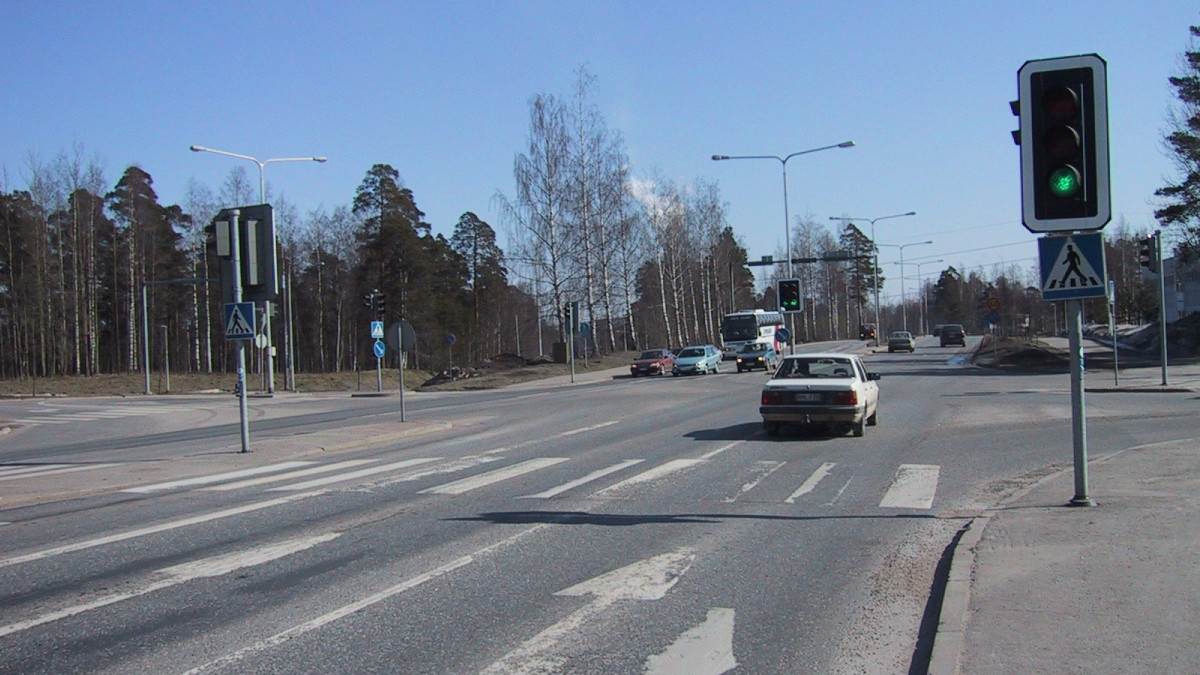 Autoja liikennevaloristeyksessä.